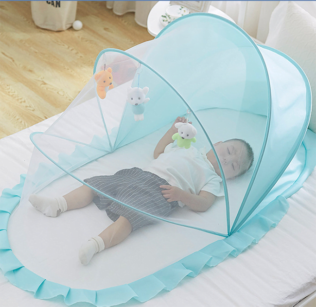 Mắc màn cho bé khi đi ngủ