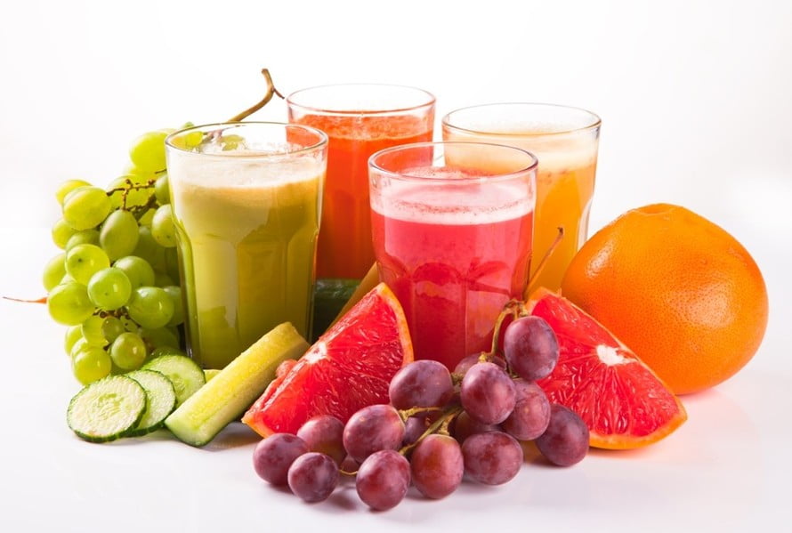 Các loại trái cây họ cam quýt như bưởi, cam, chuối... là những nguồn rất giàu vitamin C. Uống thêm các loại nước ép khác cũng giúp bạn tăng cường sức đề kháng để bảo vệ hệ hô hấp cho trẻ trong mùa đông lạnh và dịch bệnh như hiện nay.