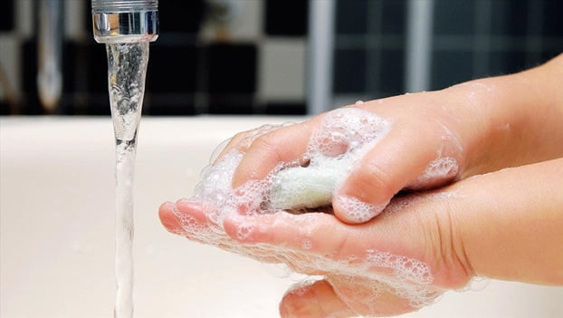 Vệ sinh tay thường xuyên giúp loại bỏ vi khuẩn, virut lây nhiễm